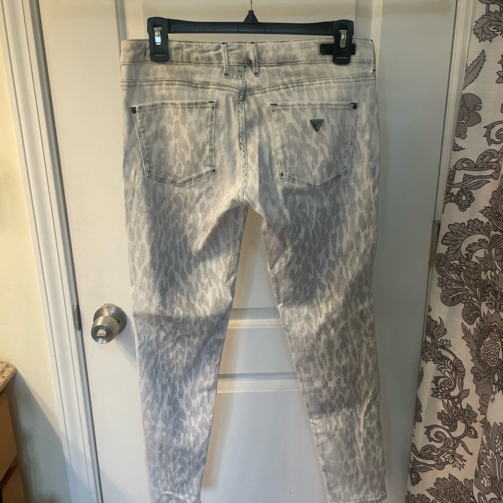 GUESS white & grey leopard print low rise skinny jeans